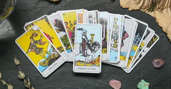 La cartomante del doppio inganno: truffe in nero e sussidi statali per 200mila euro