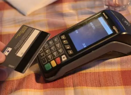 La truffatrice dai modi garbati che sta seminando il panico tra i commercianti carpigiani