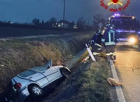 Mattinata di paura sulla Romana: due auto nel fosso