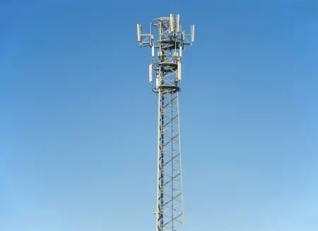 Battaglia legale per l'antenna di don Venturelli