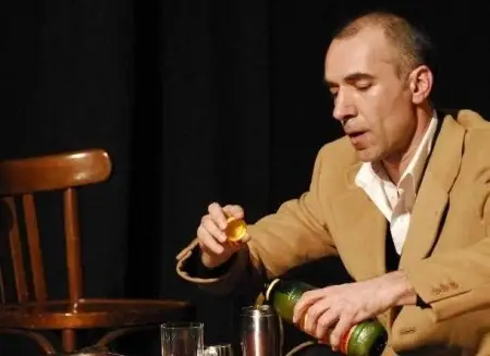 Il nostro Davide porta l'armadio sul palco