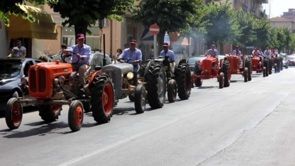A Cavezzo tornano i giganti ruggenti: 47 anni di trattori, motori e comunità