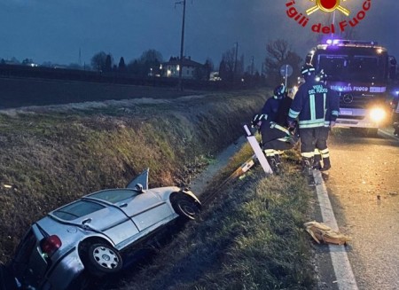 Mattinata di paura sulla Romana: due auto nel fosso