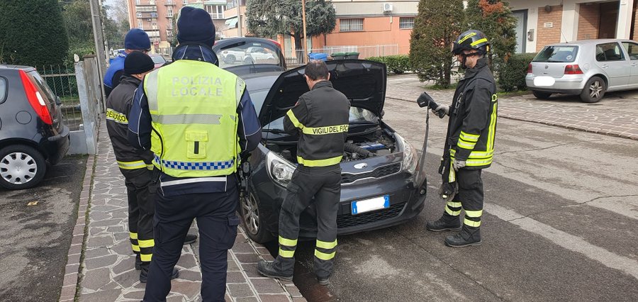 Auto in fiamme in via Gioberti, intervento congiunto di Vigili del Fuoco e Polizia Locale