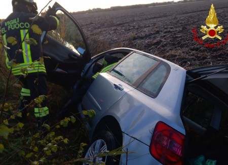 Auto finisce nel fossato lungo Via Grilli: strada chiusa tra SP Romana Nord e Via Remesina