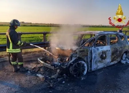 Fiamme all'alba sull'Autobrennero: auto distrutta, ma il peggio è evitato