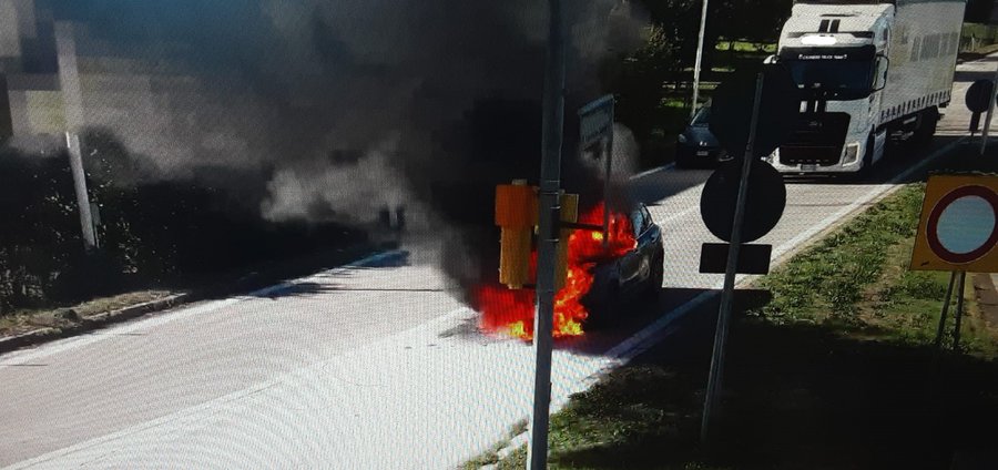 Auto in fiamme all'uscita del casello di Carpi: intervento in corso
