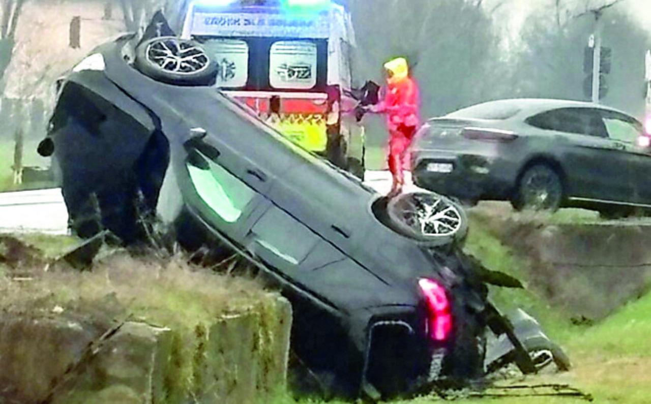 Auto ribaltata, ma il guidatore è illeso