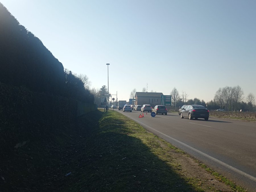 Autocarro in panne blocca via Industria: traffico rallentato verso l'autostrada