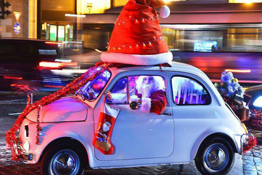 Babbo Natale arriva in Cinquecento: il fascino vintage conquista Carpi