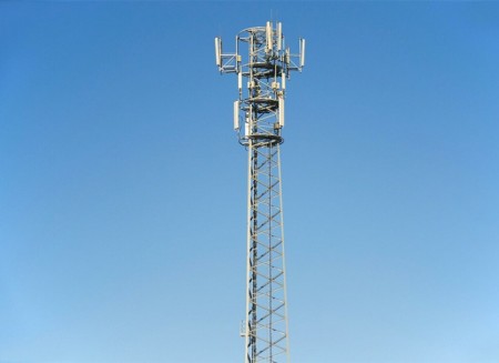 Battaglia legale per l'antenna di don Venturelli