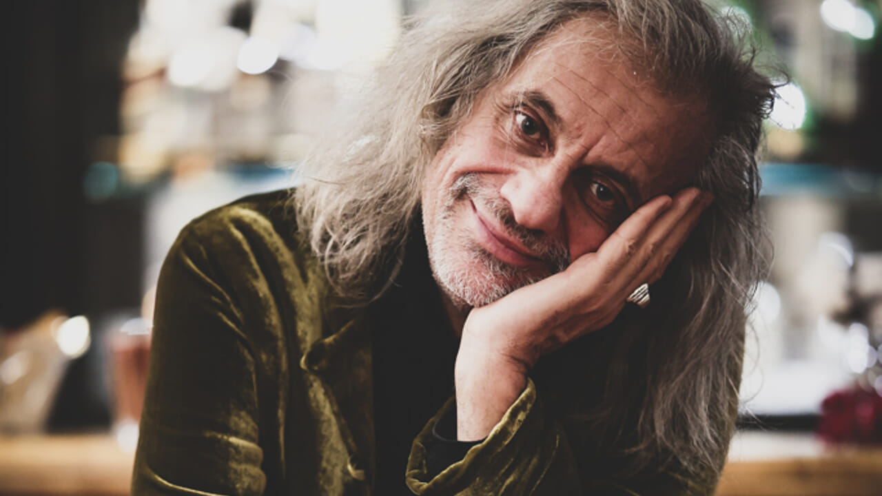 Bergonzoni sbarca al Teatro Storchi: tra nonsense e "Crealtà"
