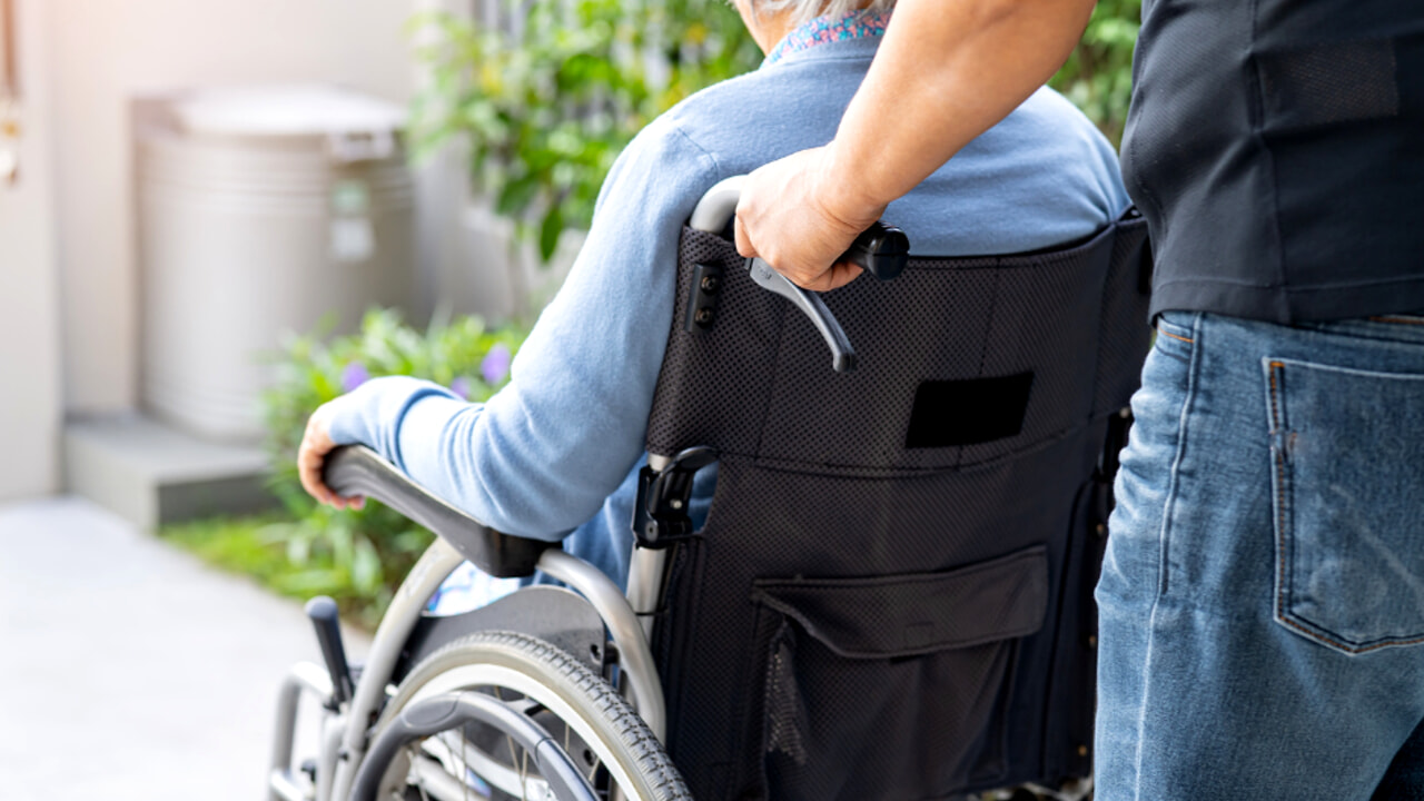 Camminare insieme per non sentirsi soli: Modena apre le porte ai caregiver familiari con tre giorni di incontri gratuiti