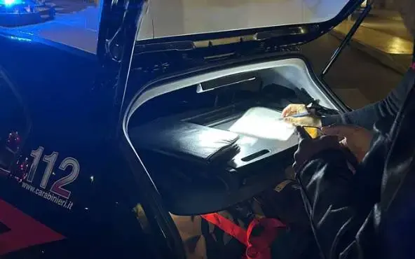 Notte di violenza a Campagnola Emilia: 40enne carpigiano arrestato dopo aver aggredito i Carabinieri e danneggiato un'ambulanza