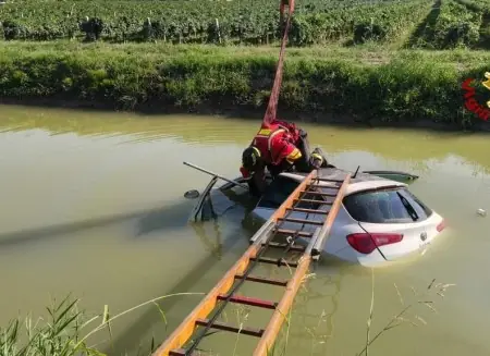 Volo nell'acqua lungo la SP13: auto finisce nel canale, conducente salvo per miracolo