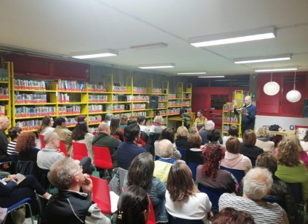 A Campogalliano si chiude l'anno con pennelli, uncinetto e parole: gli studenti della Ginzburg vanno in scena
