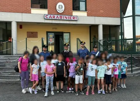 Sirene accese, impronte digitali e un foglio di ringraziamento: la caserma di Carpi apre le porte ai bambini della Fanti