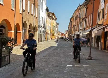 I carabinieri di Carpi salgono in sella: arrivano le e-bike per sorvegliare piazze e parchi