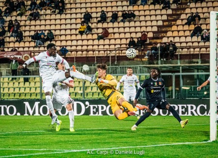 Il Carpi fa e disfa: un pareggio che sa di occasione persa