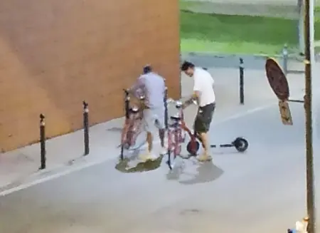 Rumore di catene, bisbigli e un volo sull'asfalto: ladri di monopattino in fuga nella notte di Carpi