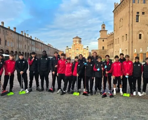 Scope e palette al posto dei tacchetti: i ragazzi del Carpi ripuliscono il centro