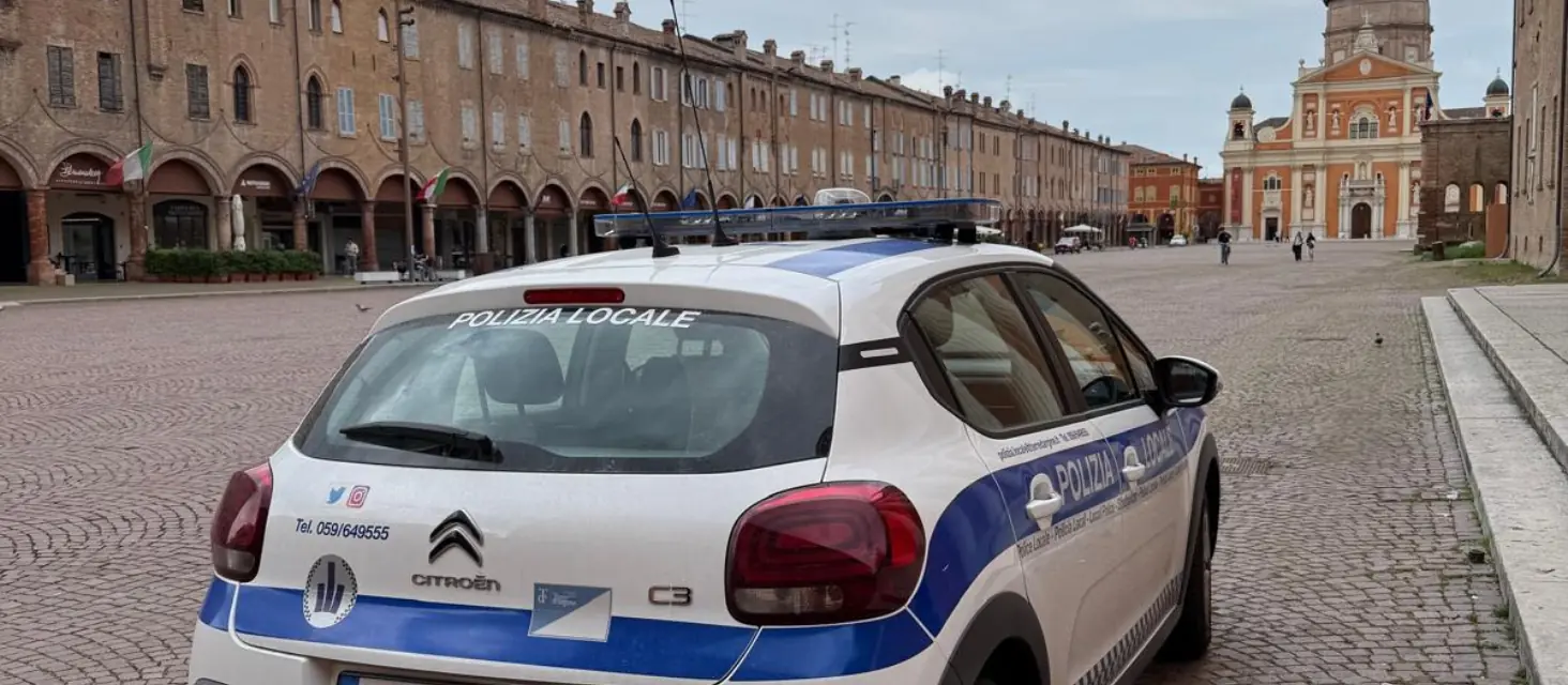 Un controllo anagrafico in condominio finisce con tre denunce: armi, droga e banconote false