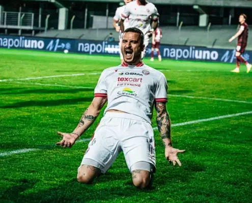 Il figlio di Carpi non se ne va: Casarini firma fino al 2028 e abbraccia ancora i biancorossi