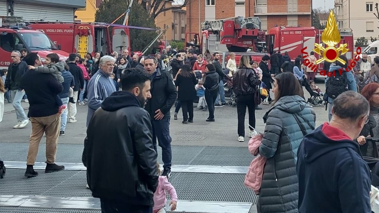 Caserma aperta, elmetto in testa: i Vigili del Fuoco di Modena invitano i bambini a fare i pompieri per un giorno
