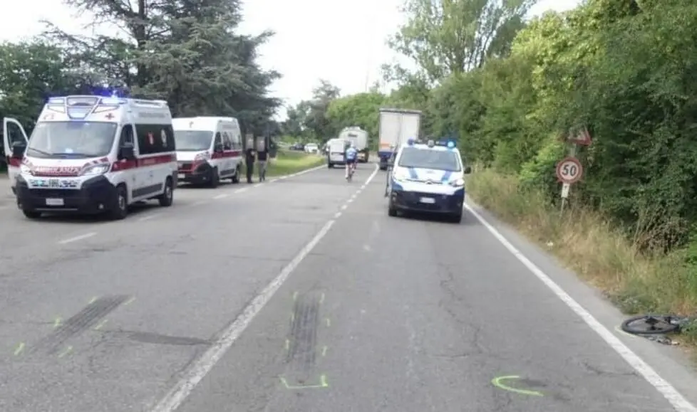 Una mattina in bici e poi il buio: il carpigiano investito da un camion a Rubiera lotta per tornare a casa