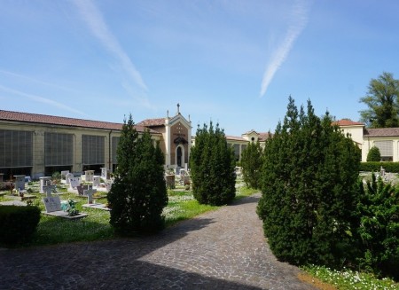 Cimitero chiuso per un giorno: la vita che continua