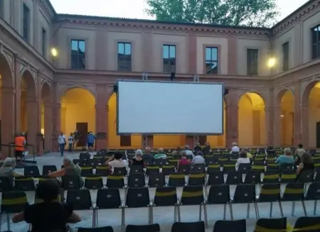 Sotto le stelle del Chiostro: torna "Tenera è la notte", il cinema all'aperto che fa bene all'anima carpigiana