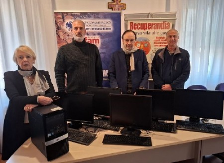 Computer rigenerati per famiglie: gesto di solidarietà Confcommercio