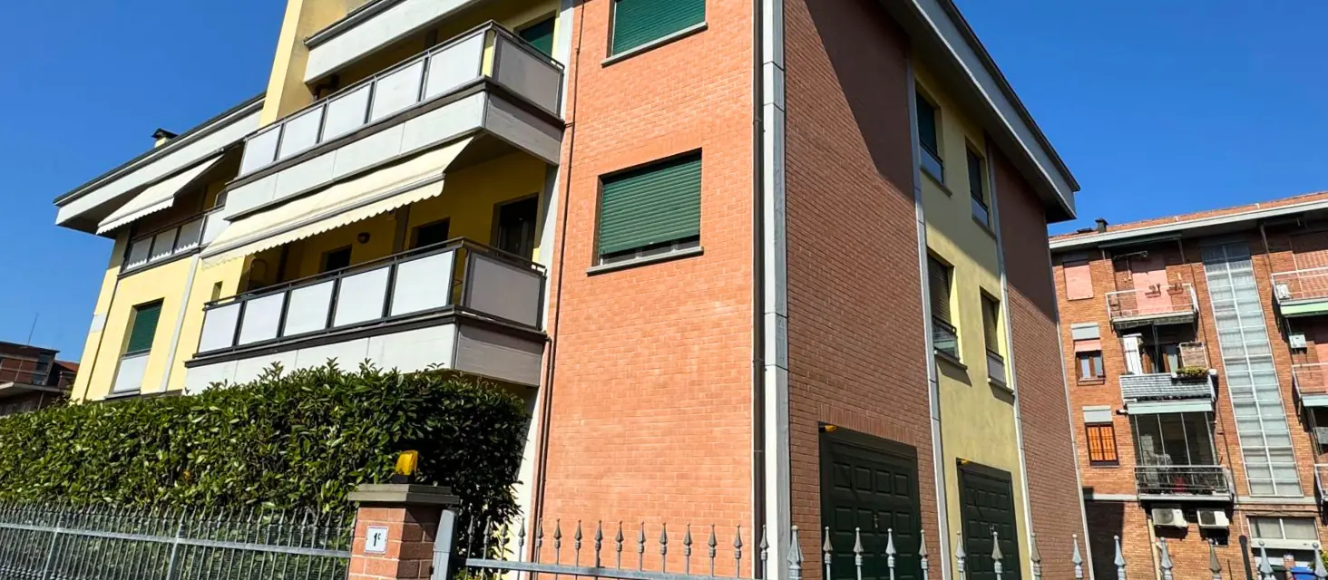 Un trilocale comunale in via Torricelli torna all'asta: il Comune abbassa il prezzo del 10 per cento