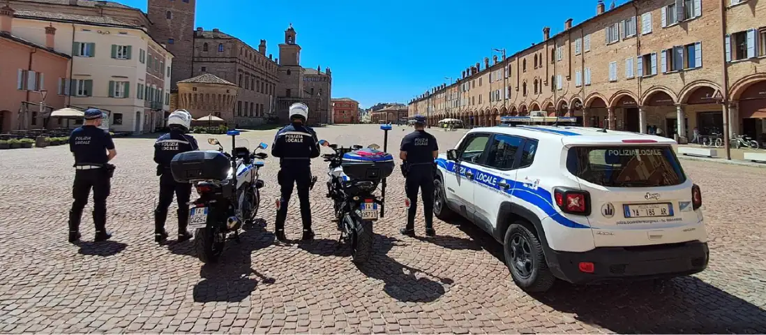 In divisa e in festa: la Polizia Locale delle Terre d'Argine sfila in Piazza dei Martiri
