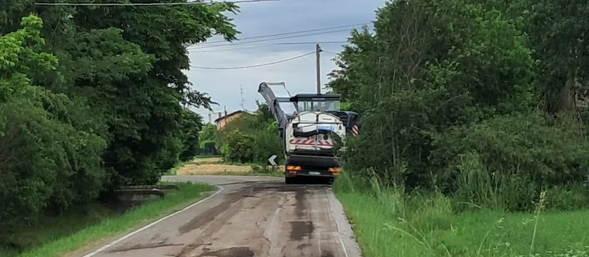 Asfalto nuovo in via Lunga e via Budrione-Migliarina: Carpi rattoppa due ferite aperte nel suo tessuto viario