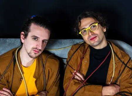Due chitarre, nessuna biografia: a Campogalliano la musica che ti porta fuori dal mondo