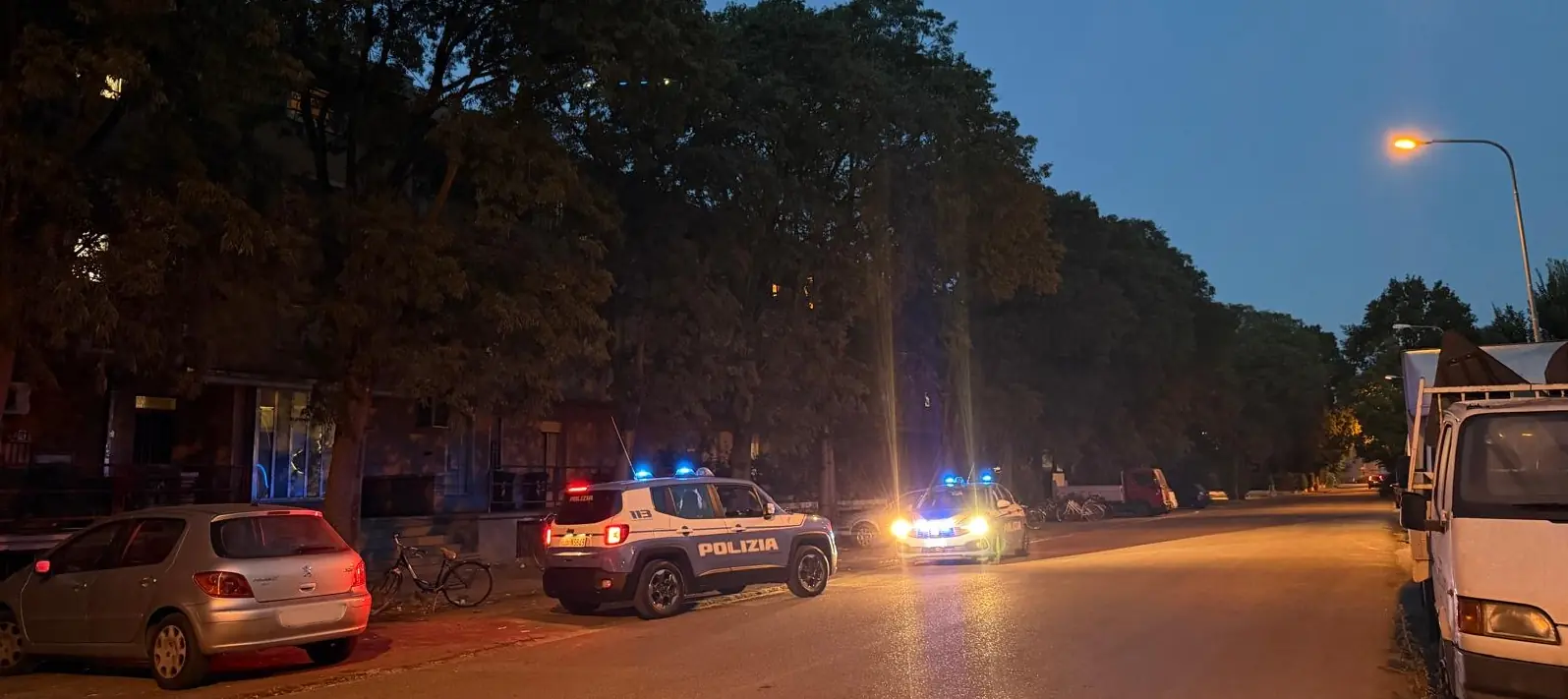 Notte di controlli a Carpi: 62 identificati, un denunciato per soggiorno illegale. La Polizia presidia il parco dei Laghi e il centro storico
