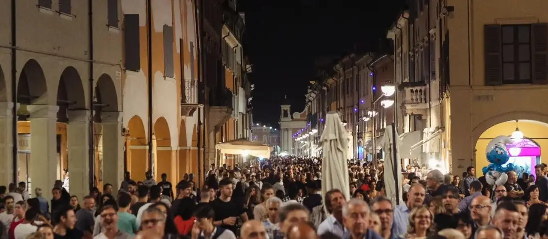 Piazza Garibaldi saluta l'estate con i Disco Lemon: una notte di musica dagli anni '70 ai 2000