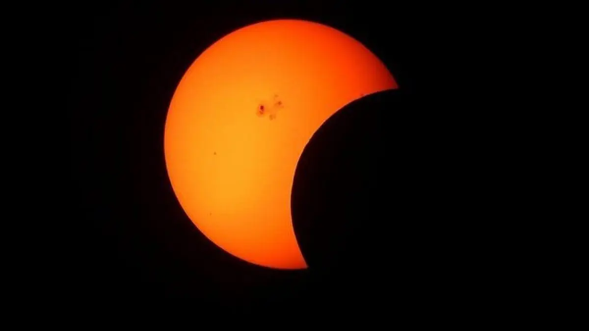 Sole che si oscura al tramonto: la serata dell'eclissi parziale