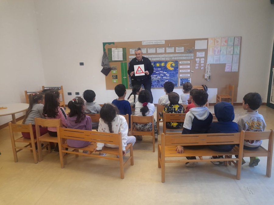 Educazione stradale alla scuola Le Chiocciole: i piccoli imparano i segnali