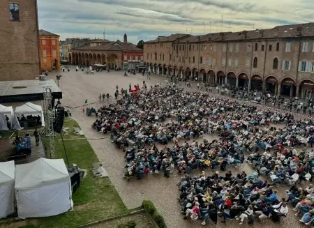 Quando il caos arriva sotto i portici: Carpi si prepara ad accogliere i grandi pensatori