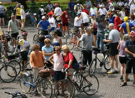 Due ciclisti morti in tre giorni: Carpi non ci sta più e scende in piazza
