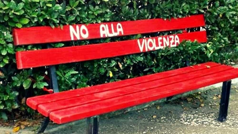 Formigine si illumina di rosso contro la violenza: un novembre ricco di emozioni e riflessioni