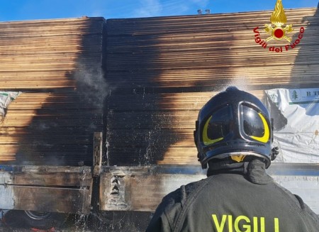 Fuoco al casello di Carpi: un autoarticolato carico di legname prende fuoco sull'A22, ma i pompieri evitano il peggio