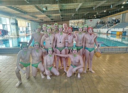 I giovani della Coopernuoto fanno brillare Carpi in vasca