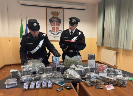 Grande magazzino della droga scoperto in casa: 26enne in manette
