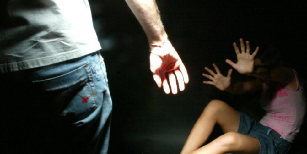 Il buio del casolare e il coraggio di una voce