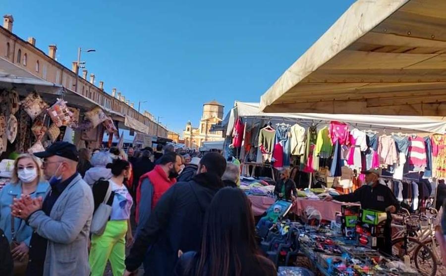 Il mercato settimanale torna a casa: sabato in Piazza dei Martiri