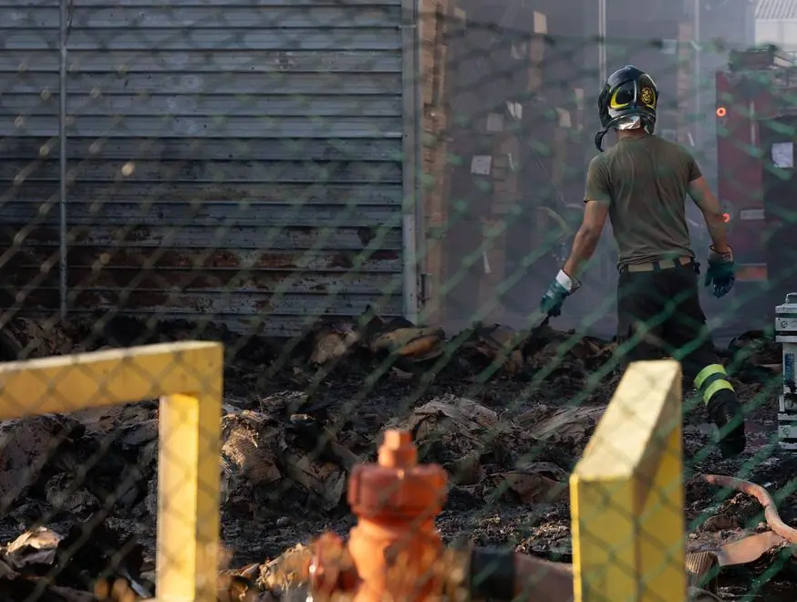 Fumo e fiamme a Limidi: i pompieri di Carpi in prima linea contro il rogo alla Cbm