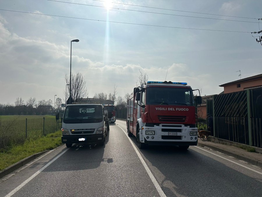 Incendio di veicolo in via Secchia: traffico deviato a senso unico alternato